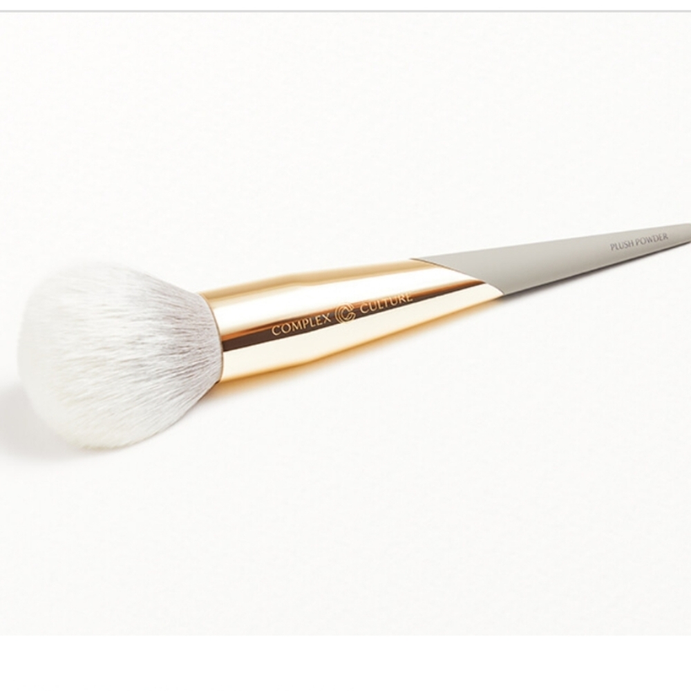 NIB COMPLEX CULTURE PLUSH powder brush